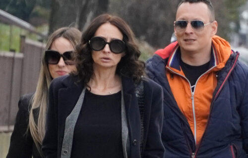 Promenila izgled, pa došla u BAHATOM izdanju: Žena optuženog Belivukovog vojnika šokirala u sudu (VIDEO)
