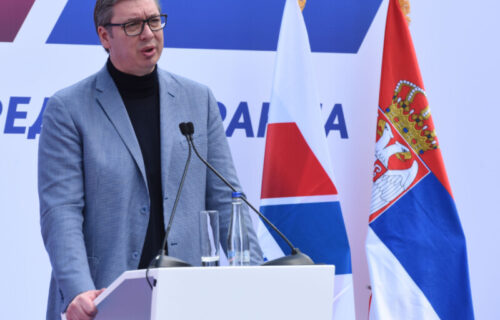 Vučić u Kragujevcu: U Srbiji POBEĐUJE BUDUĆNOST, nećemo nazad, nećemo u katančenje fabrika