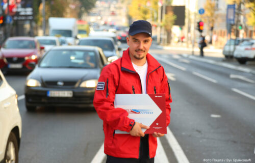 Zaposleni u Pošti od danas u novim uniformama (FOTO)