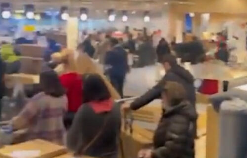 Rusi POMAHNITALI nakon vesti da se IKEA zatvara: Neverovatne scene u radnjama, kupuju ŠTA STIGNU (VIDEO)