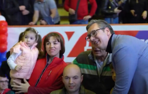 "Nema nazad! Srbija ide u budućnost!": Vučić podelio snimak sa predizbornog skupa u Kragujevcu (VIDEO)