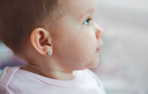Kada je vreme za BUŠENJE ušiju? Pedijatar otkriva sa koliko meseci bebi možete da stavite MINĐUŠE