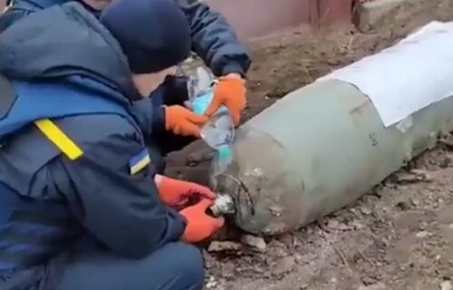 Snimak iz Ukrajine od kojeg zastaje dah: Sipali su VODU na BOMBU, a onda se začula eksplozija (VIDEO)