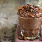 Brza čokoladna fantazija u šolji: Kremasti dezert gotov za 135 sekundi (RECEPT)