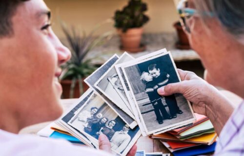 Nisu u pitanju samo uspomene: Prema naučnicima, gledanje starih FOTOGRAFIJA je dobro za zdravlje