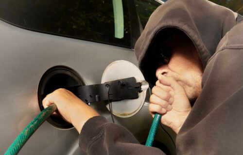 Vozači, oprez! Lopovi više ne "srču" gorivo, pogledajte kako prazne rezervoare (FOTO+VIDEO)