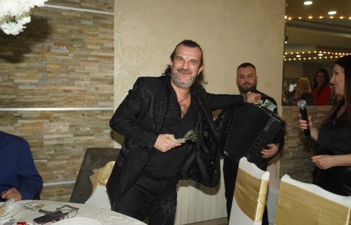 Aca Lukas uzeo mikrofon na svadbi, pa ISPROZIVAO Lepu Brenu: Evo ŠTA je folker rekao za nju (VIDEO)