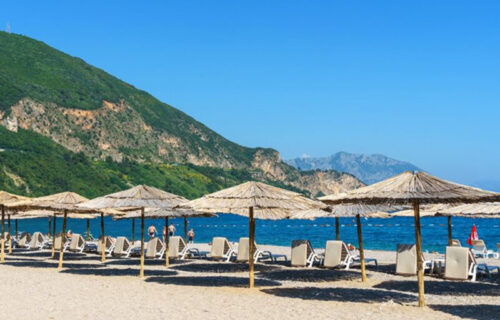 Gola plavuša napravila HAOS na plaži: Muškarci joj TAPŠALI i snimali je, supruge zgrožene (VIDEO)