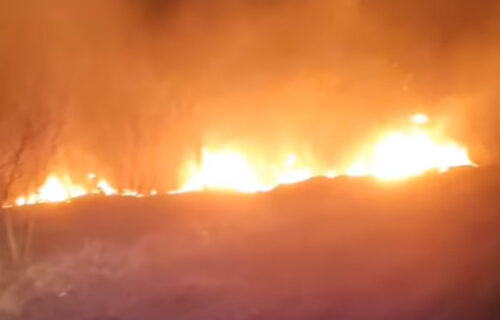 Bukti POŽAR kod Bača: Vatrogasci se bore da ugase plamen (VIDEO)