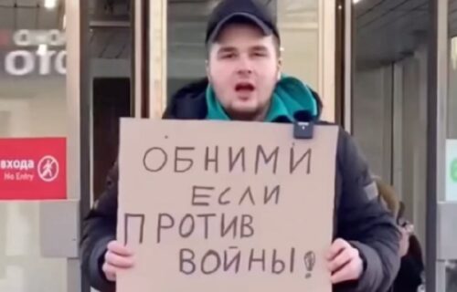 Mladi Rus tražio da ga zagrli svako ko je PROTIV RATA: Reakcije prolaznika su za prepričavanje (VIDEO)