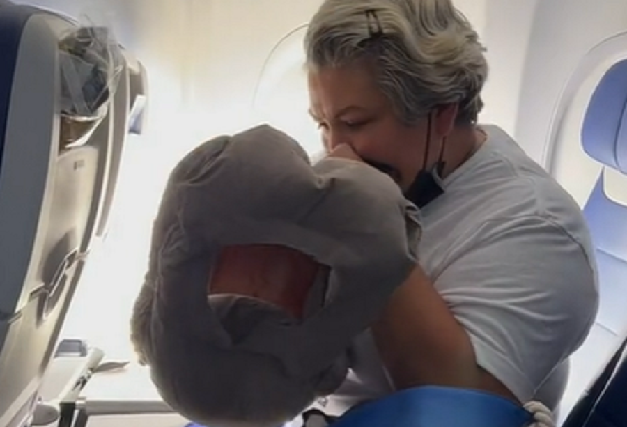 Zbog čudnog RITUALA u avionu izazvala GNEV putnika: Mnogi bi PLATILI da ne sede pored nje (VIDEO)