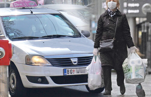 Taksisti naplaćuju i prevoz KESE SA POVRĆEM: Mušterije besne na "Pink" taksi zbog alavosti vozača (FOTO)
