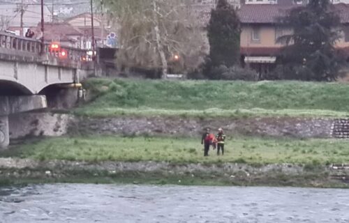 DRAMA u Čačku: Maloletnica pred prolaznicima SKOČILA sa mosta u Zapadnu Moravu, izvlačili je vatrogasci