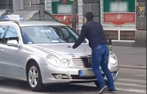 Zamalo da IZGUBI glavu: Posle tuče nasred ulice taksista kolima UDARIO čoveka u Beogradu (VIDEO)