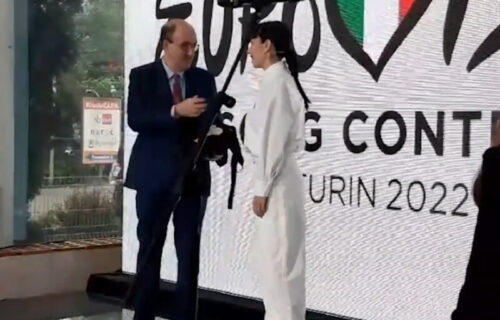 Ambasador Italije ispratio Konstraktu i uručio joj prelep POKLON: Evo kako je ona odreagovala (VIDEO)