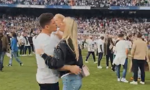 Prelepa slika iz Madrida: Jović slavio titulu sa saigračima, a onda mu se pridružila porodica! (VIDEO)