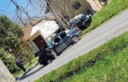 Prva FOTOGRAFIJA sa mesta nesreće u Kovinu: Trudnica teško povređena, prednja strana auta SMRSKANA (FOTO)