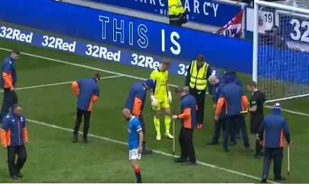 Haos obeležio Old Firm: Navijači ratovali pur penom i srčom, golmanu Seltika umalo razbili glavu (VIDEO)