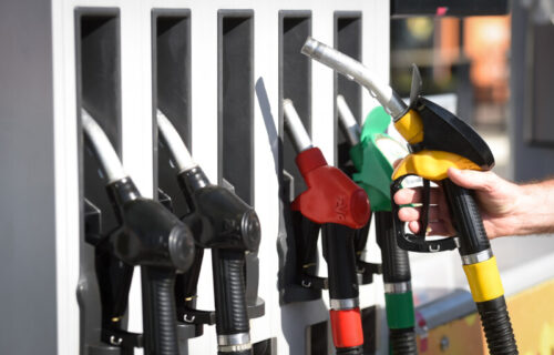 Hrvatska ekonomija u opasnosti: DRASTIČNO skače cena goriva, 12.000 dinara za pun REZERVOAR benzinca