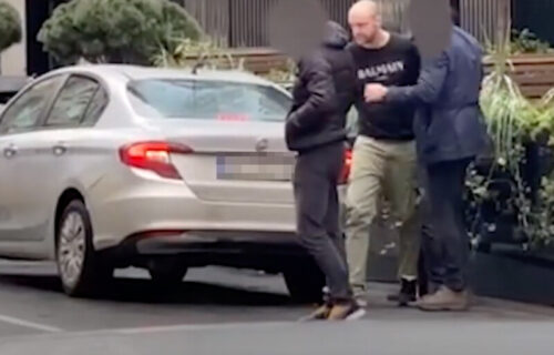 Policija Darka Kostića sa LISICAMA na rukama vratila u stan: Inspektori dobili još jedan nalog (VIDEO)