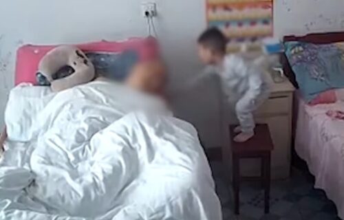 Dečak se popeo na hoklicu kraj bolesnog oca i RASPLAKAO internet: Ima jednu ŽELJU koja kida srce (VIDEO)