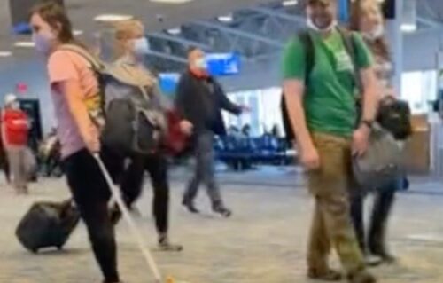 Snimak ove žene je RAZBESNEO internet: Svi su gledali šta VUČE po podu i čudili se (VIDEO)