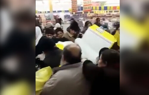 BORBA u supermerketu: OTIMANJE ljudi oko flaše ulja u Francuskoj (VIDEO)