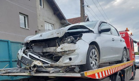 SAOBRAĆAJNA NEZGODA u Veterniku: Vozač nije uočio kraj ulice pa sleteo u KANAL (FOTO)