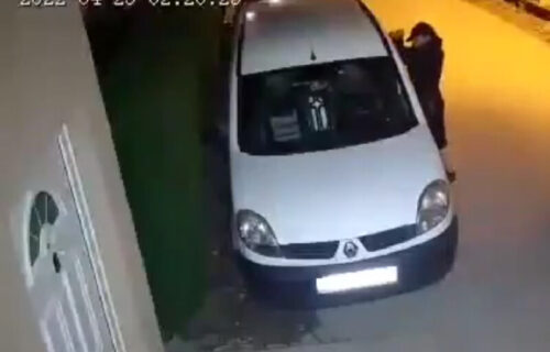 NEVEROVATNA SCENA u Borči: Žena pokušala da obije automobil šrafcigerom, da li je prepoznajete? (VIDEO)