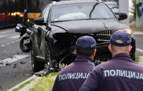 Žestok SUDAR na Terazijama: Motor se ZAKUCAO u "ford" - blokiran saobraćaj, policija vrši uviđaj