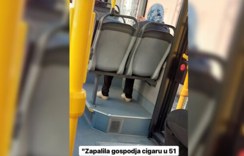 Šokantna scena u beogradskom AUTOBUSU: Ova gospođa je zbog svog POSTUPKA svima privukla pažnju (FOTO)