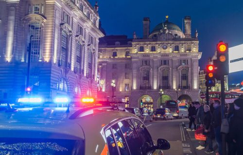 PUCNJAVA na sahrani u Londonu: Četiri osobe pogođene, među njima i devojčica (7)