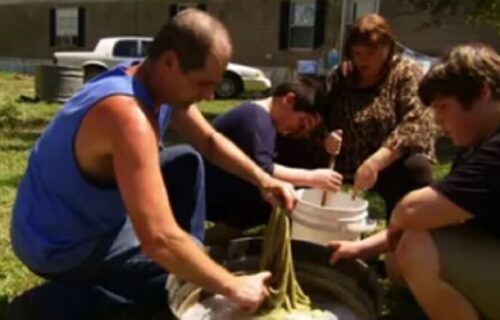 Cela porodica se kupa i ISTOJ KADI hladne vode: Ponosi se što je ŠKRTA, a evo šta rade s toalet papirom