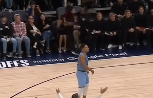 Devojka se iz čista mira zaletela na košarkaše tokom NBA utakmice: Usledio je haos na parketu! (VIDEO)