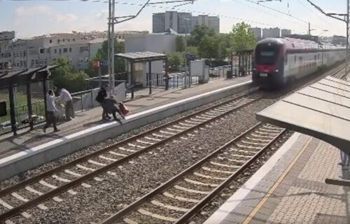 NEVEROVATNO, žena prelazila prugu na Tošinom bunaru i za dlaku izbegla smrt: Čovek se KRSTIO (VIDEO)