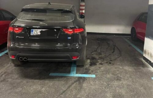 Urnebesna scena: Zauzeo dva parking mesta, pa dobio prigodnu poruku i POKLON (FOTO)