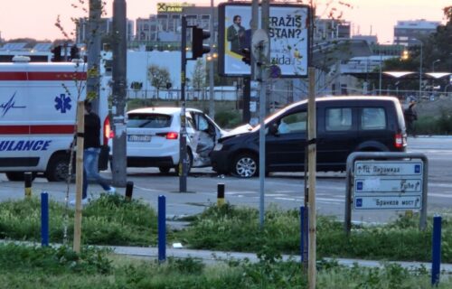 SUDAR na Novom Beogradu: U UDESU učestvovala dva automobila, na licu mesta vozilo Hitne pomoći (FOTO)