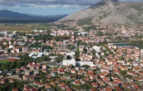 Nova provokacija Prištine: U Gračanici uklanjaju postavljene srpske zastave uz asistenciju policije