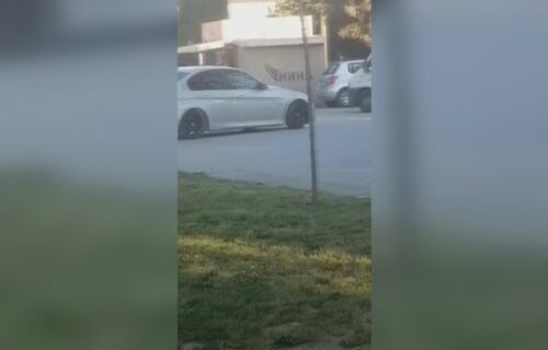 JEZIV SNIMAK iz centra Čačka: Bahati vozač divljao automobilom u blizini vrtića i škole (FOTO+VIDEO)