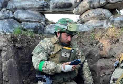 Fotografija ukrajinskog vojnika u ROVU zapanjila svet: Pogledajte šta RADI dok padaju granate (FOTO)