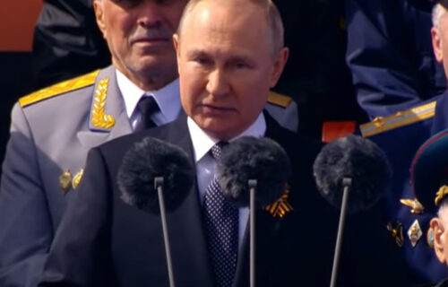Dok je Putin držao govor, svi su gledali u OVAJ DETALJ: Rusima je važno, a postoji jedna nedoumica (FOTO)