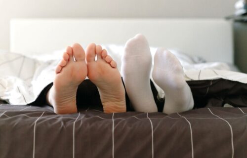 Spavanje sa čarapama je dobro, ali pitanje s KAKVIM: Jedne mogu da vam naprave INFEKCIJE