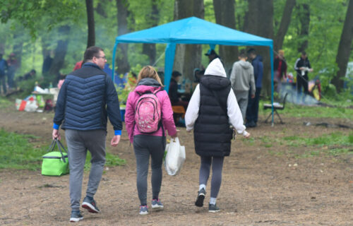 Fruška gora PREPUNA: Prvi maj se proslavlja uz roštilj, a JEDNA STVAR posebno privukla pažnju (FOTO)