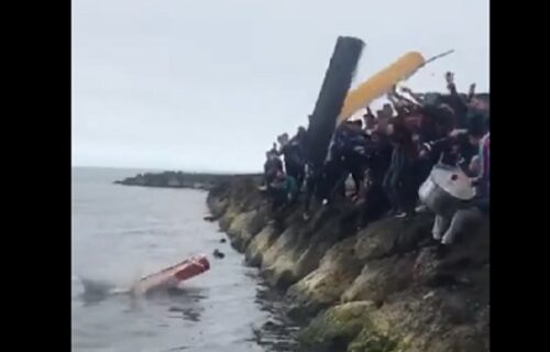 Bizarno, odvratno, jezivo: Navijači Trabzona slavili titulu i bacali mrtvačke sanduke u more (VIDEO)