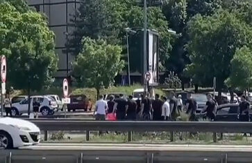 Haos u Beogradu pred derbi: Sukob navijača i policije kod Sava centra (VIDEO)