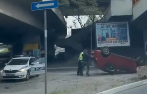 Automobil završio na KROVU kod Mostarske petlje: Prizor zaprepastio Beograđane - "Kako brate?" (FOTO)