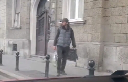 DRAMA kod Saborne crkve: Mlađi muškarac metalnom šipkom NASRĆE na vozače, a onda je izleteo on (VIDEO)