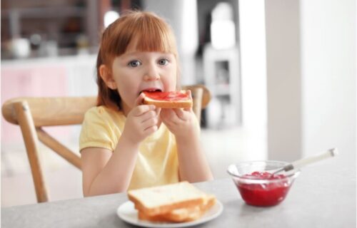 Koja hrana je NAJGORA za dečiji imunitet? Pedijatri upozoravaju na OVIH šest namirnica
