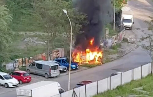 Gust oblak DIMA se nadvio nad centrom prestonice: VATRA guta automobil na Dorćolu (VIDEO)