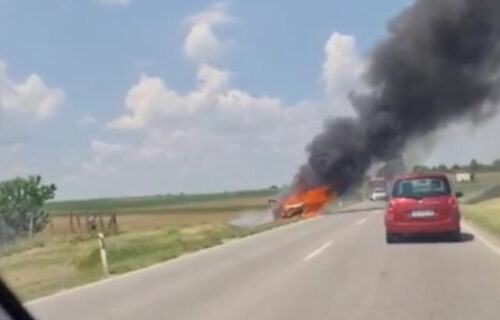 GORI automobil nedaleko od Inđije: BUKTI vatra, širi se crni oblak dima (VIDEO)